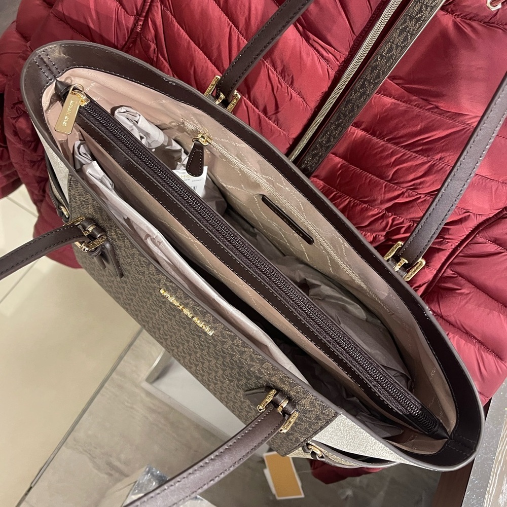 MICHAEL KORS Voyager Lg Color-Block Metallic Signature Logo EW Tote 
Brown 
NWT - Picture 10 of 16